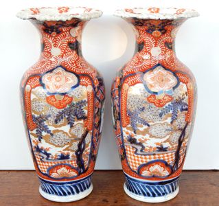Paire de vases en porcelaine du Japon du XIXème siècle à décor Imari. Hauteur 29,5cm.A signaler un l